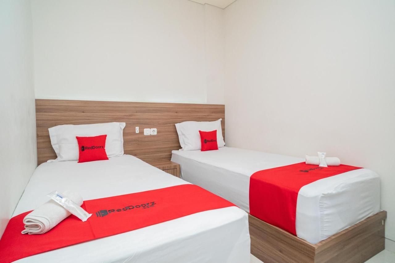 Reddoorz Plus @ Jalan Pemuda Timur Bojonegoro Exterior photo