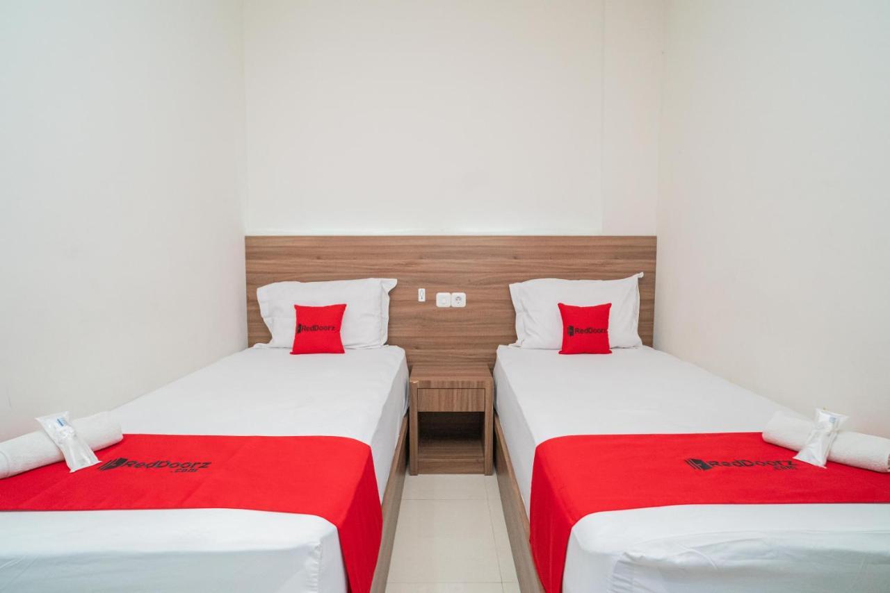 Reddoorz Plus @ Jalan Pemuda Timur Bojonegoro Exterior photo