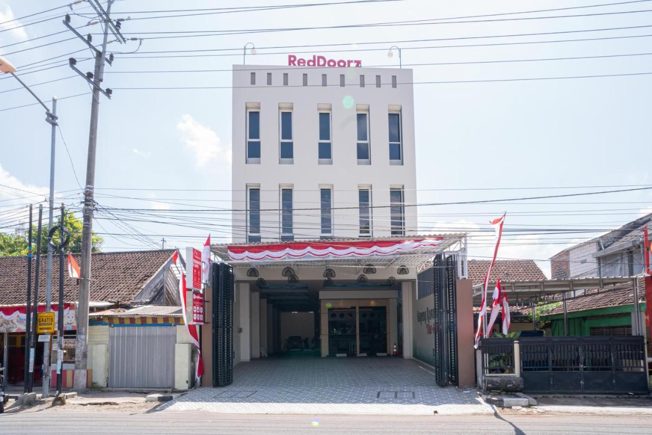 Reddoorz Plus @ Jalan Pemuda Timur Bojonegoro Exterior photo